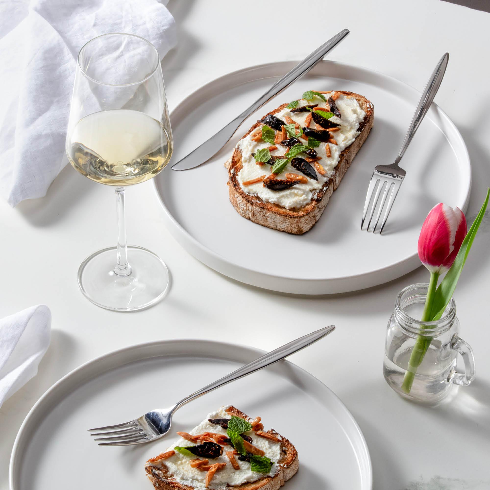 Sound White: Straight-sided Dinnerware with Fitted Plate-Lid